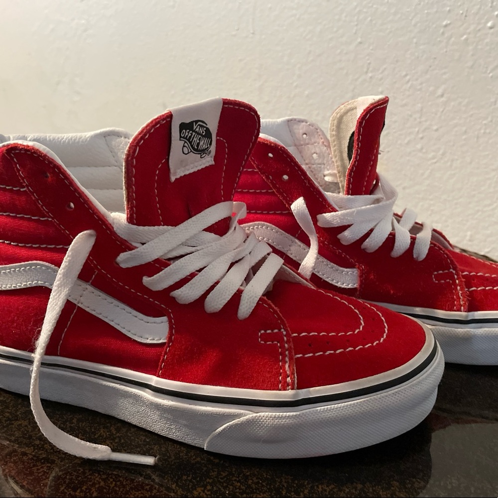 Vans size 4 boys or girls  5.5 my 9 year old wore them two times to my knowledge